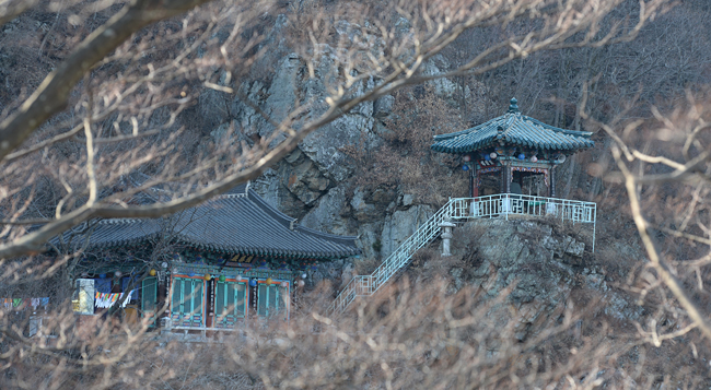 신라 때 왕의 동생을 구하러 일본으로 떠났다가 죽임을 당한 박제상을 기다리던 부인의 혼이 새가 돼 숨어들었다는 동굴을 품고 있는 암자 은을암. 가파른 사면에 아슬아슬 들어서 있다.