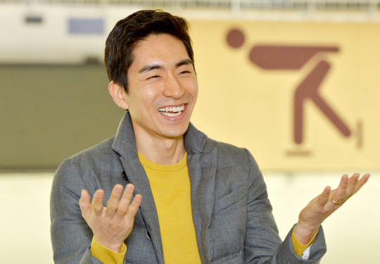 이승훈이 지난 17일 서울 송파구 방이동 한국체대 빙상장에서 “오는 4월 유럽으로 짧은 여행을 다녀온 뒤 2018 평창동계올림픽에 대비한 훈련과 학업에 집중할 예정”이라고 말하며 활짝 웃고 있다.   김낙중 기자 sanjoong@