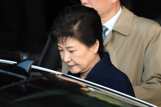 박근혜 전 대통령이 검찰 조사를 마친 22일 오전 귀가하기 위해 서울 서초동 서울중앙지검 조사실을 나와 차량에 올라타고 있다. 출석 때와 다름없이 담담한 표정이었지만, 장시간 밤샘 조사 때문인지 박 전 대통령의 얼굴에 피곤한 기색이 보인다.