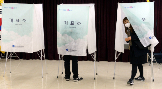 22일 오전 서울 영등포구 당산동에 설치된 더불어민주당 대통령 선거 후보 경선 투표소에서 유권자들이 투표를 하고 있다.