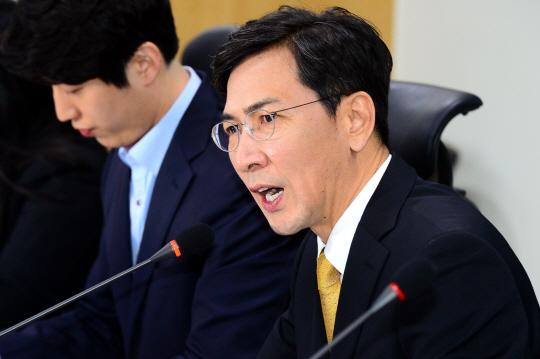 더불어민주당 대선 후보인 안희정 충남지사가 20일 국회 의원회관에서 열린 ‘삶이 있는 일자리, 전국민 안식제 간담회’에서 모두발언을 하고 있다.