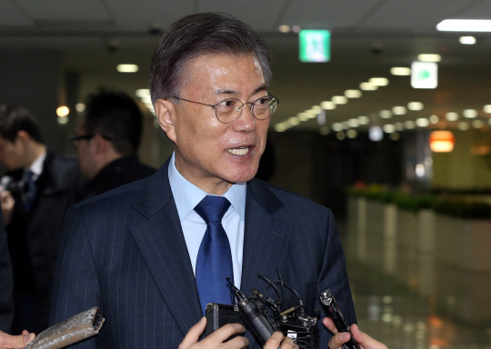 문재인 전 더불어민주당 대표가 22일 오전 국회 의원회관에서 열린 ‘최순실 일가의 부정축재 재산 몰수를 위한 특별법 공청회’에서 인사말을 마친 후 기자들의 질문에 답하고 있다.