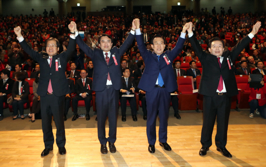 22일 오전 부산 벡스코에서 열린 자유한국당 부산·울산·경남 지역 대통령 후보 비전대회에서 후보자들이 맞잡은 손을 들어 인사하고 있다. 왼쪽부터 홍준표 경남지사, 김진태 의원, 김관용 경북지사, 이인제 전 최고위원.