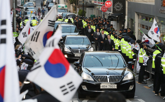 21시간 30분 동안 검찰 조사를 받고 나온 박근혜 전 대통령을 태운 차량이 22일 오전 지지자들의 응원 속에 서울 강남구 삼성동 자택으로 들어서고 있다.  연합뉴스