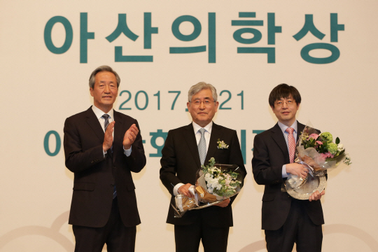 정몽준(왼쪽) 아산재단 이사장이 한덕종(가운데) 서울아산병원 일반외과 교수와 김진수 기초과학연구원 유전체교정연구단장에게 제10회 아산의학상을 시상한 후 기념촬영을 하고 있다.