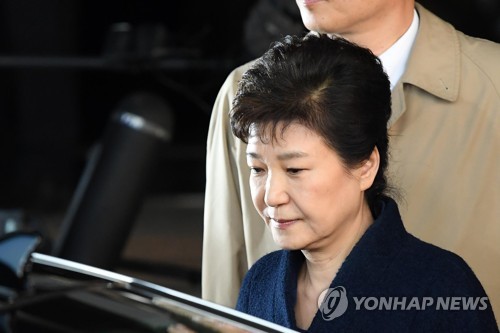 (서울 사진공동취재단=연합뉴스) 14시간 동안의 피의자 조사와 밤샘 조서열람 및 검토를 마친 박근혜 전 대통령이 22일 오전 서울 서초동 서울중앙지검 청사를 나서고 있다.