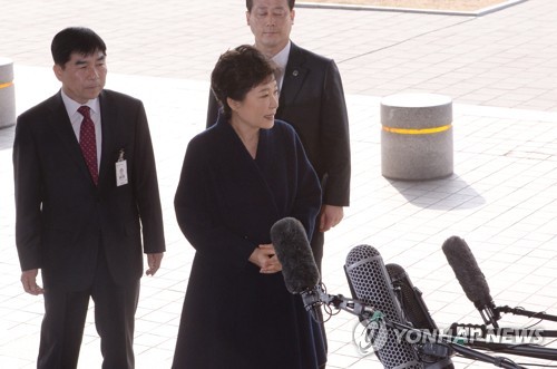 (서울 사진공동취재단=연합뉴스) 뇌물수수 등 13가지 혐의를 받고 있는 박근혜 전 대통령이 21일 오전 서울 서초구 서울중앙지검에 도착, 포토라인에 서서 짧게 입장을 밝히고 있다.