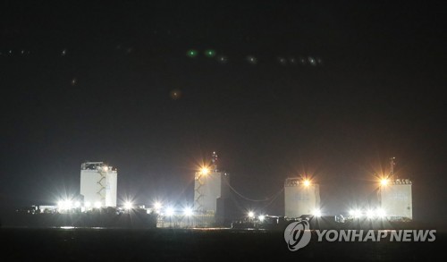 (진도=연합뉴스) 22일 오후 전남 진도군 세월호 인양 구역에서 본인양 작업이 진행되고 있다.