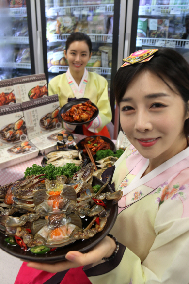 서울 용산구 한강로 이마트 용산점에서 모델들이 유명 맛집 ‘큰기와집’의 맛을 그대로 담아낸 ‘피코크 큰기와집 간장게장·양념게장’을 선보이고 있다.