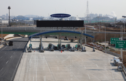 23일 개통한 제2외곽순환고속도로 인천∼김포 민자사업구간 청라요금소 모습.  인천김포고속도로㈜ 제공