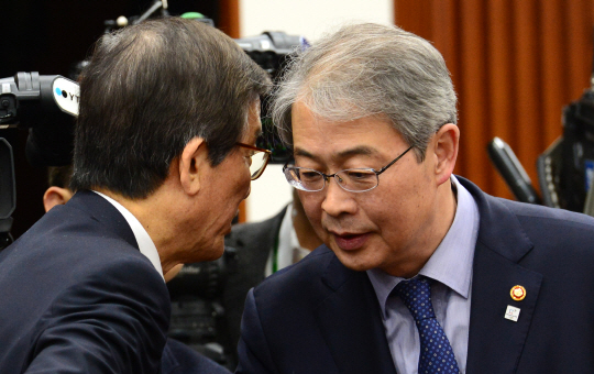 임종룡(오른쪽) 금융위원장이 23일 오전 정부서울청사에서 열린 제11차 산업경쟁력강화 관계장관회의에 참석, 이동걸 KDB산업은행 회장과 귀엣말을 나누고 있다.