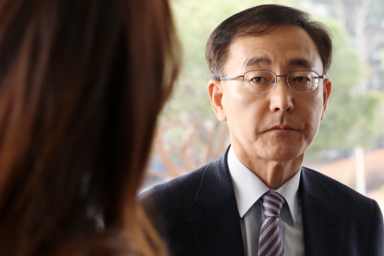 박근혜 전 대통령에 대한 검찰의 구속영장 청구 여부가 초미의 관심사로 떠오른 가운데 김수남 검찰총장이 23일 오전 서울 서초동 대검찰청으로 출근하고 있다.   연합뉴스