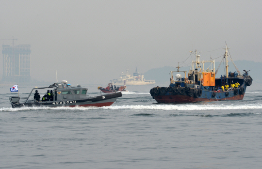 23일 인천 중구 연안부두 인근 해상에서 서해5도 특별경비단 소속 특공대원들이 신형 고속방탄정(왼쪽)을 타고 불법조업 중국어선(오른쪽) 나포훈련을 하고 있다.