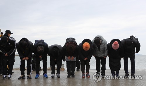 세월호 미수습자 가족들이 25일 오후 사고해역에서 인양과정을 지켜보고 전남 진도군 팽목항으로 돌아온 뒤 무사 인양을 기원해 준 국민들에게 감사의 인사를 하고 있다.