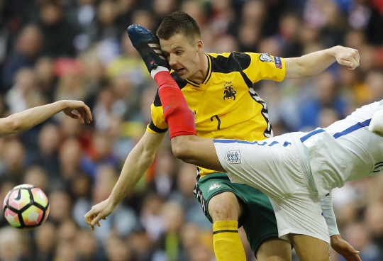 리투아니아의 리나스 클리마비시우스가 27일 오전(한국시간) 영국 웸블리 스타디움에서 열린 2018 러시아월드컵 유럽 예선 F조 5차전에서 델레 알리와 볼을 다투다 얼굴을 차이고 있다.   AP연합뉴스
