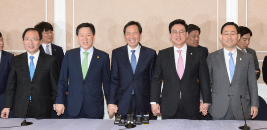 27일 오전 5당 원내대표들이 국회 귀빈식당에서 국회선진화법, 대통령직인수위법 및 검찰개혁 방안 등을 논의한 뒤 손을 잡고 기념사진을 찍고 있다. 앞줄 왼쪽부터 노회찬 정의당, 주승용 국민의당, 우상호 더불어민주당, 정우택 자유한국당, 주호영 바른정당 원내대표.  김선규 기자 ufokim@
