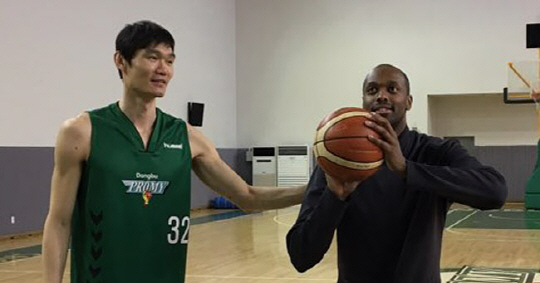 올 시즌 로드 벤슨의 과외선생을 자처한 김주성(왼쪽)이 자유투 훈련을 돕고 있다.