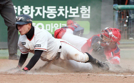 한화 이동훈이 지난 24일 한화생명이글스파크에서 열린 KIA와의 2017 타이어뱅크 KBO리그 시범경기에서 2-2이던 8회 말 홈스틸에 성공해 결승 득점을 올리고 있다. 이동훈의 홈스틸은 시범경기 역대 두 번째다. 연합뉴스
