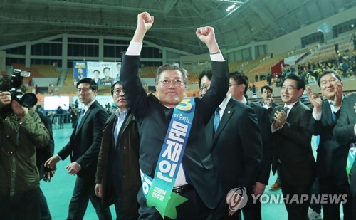 (서울=연합뉴스) 더불어민주당 대선 주자인 문재인 전 대표가 27일 오후 광주 광산구 광주여대 유니버시아드 체육관에서 열린 더불어민주당 제19대 대통령후보자 호남권역 선출대회에서 1위를 차지하고 지지자들에게 인사를 하고 있다.