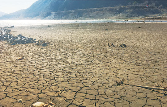 충남 서해안의 봄 가뭄으로 27일 보령댐 저수율이 13.9%로 추락하면서 댐 상류 밑바닥이 거북 등처럼 갈라진 모습을 드러내고 있다.  수자원공사 제공