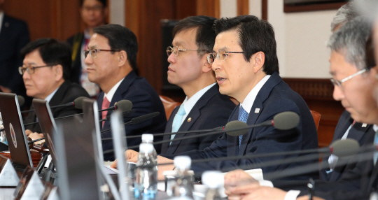 황교안(오른쪽 두 번째) 대통령 권한대행 국무총리가 28일 오전 정부서울청사에서 열린 국무회의에서 모두발언을 하고 있다.  연합뉴스