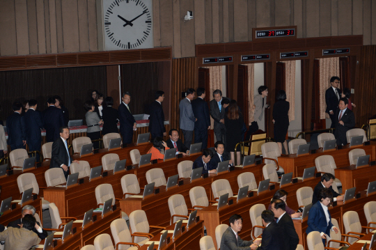 28일 오전 국회 본회의장에서 의원들이 세월호 선체조사위 구성안에 대한 표결을 하고 있다.