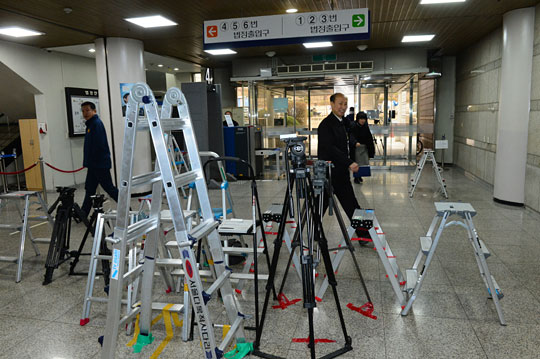 박근혜 전 대통령에 대한 구속영장 실질심사를 이틀 앞둔 28일 오전 서울 서초동 서울중앙지법 서관 출입구에 사진취재를 위한 사다리가 줄지어 서 있다.