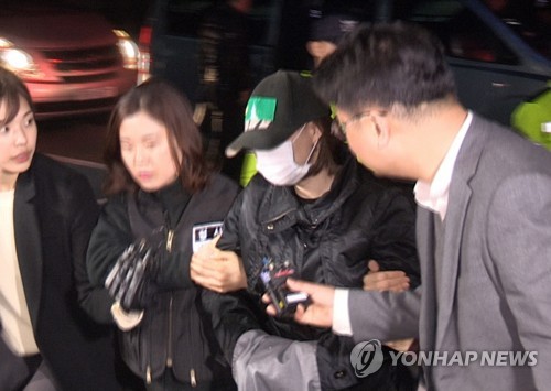 (시흥=연합뉴스) 27일 시흥 원룸 30대 여성 살인사건의 용의자인 A(38·여)씨가 이날 오후 8시 16분께 서울 서대문구 연희동에서 긴급체포된 뒤 이송돼 시흥경찰서로 들어가고 있다. A씨는 함께 긴급체포된 B(48)씨와 시흥시 정왕동의 한 원룸에서 C(38·여)씨를 살해한 뒤 불을 지른 혐의를 받고 있다.  [연합뉴스TV 제공=연합뉴스]