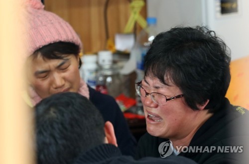 (진도=연합뉴스) 세월호 미수습자로 추정되는 유해 발견 소식이 전해진 28일 오후 전남 진도군 임회면 팽목항 인근 미수습자 가족 임시 거처에서 허다윤양의 어머니 박은미(왼쪽)씨와 조은화양의 어머니 이금희씨가 오열하고 있다.