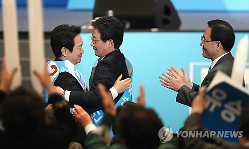 (서울=연합뉴스) 바른정당 대선 후보로 선출된 유승민 의원이 28일 오후 서울 올림픽공원 올림픽홀에서 열린 당 대통령후보자 선출대회에서 남경필 경기지사를 위로하고 있다.