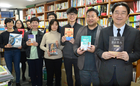 박상준(맨 오른쪽) 사이언스북스 대표, 노의성(오른쪽 두 번째) 주간과 편집부원들이 자신들이 좋아하는 책을 들어 보이고 있다.