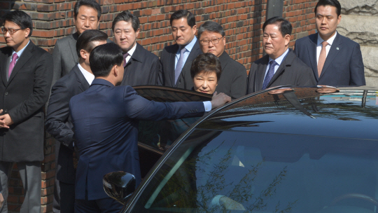 박근혜 전 대통령이 30일 오전 친박계 의원들의 배웅을 받으며 서초동 서울중앙지법에서 구속영장 실질심사를 받기 위해 강남구 삼성동 자택을 나서고 있다.