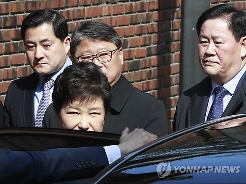 (서울=연합뉴스) 박근혜 전 대통령이 30일 오전 법원의 구속 전 피의자심문(영장실질심사)에 출석하기 위해 서울 삼성동 자택을 나서고 있다.