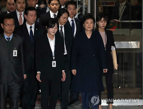 뇌물수수 등 혐의로 구속영장이 청구된 박근혜 전 대통령이 30일 오후 서울 서초구 서울중앙지법에서 열린 구속 전 피의자심문(영장실질심사)를 마친 뒤 법원을 나서고 있다