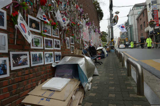 박근혜 전 대통령이 서울구치소에 수감 된 31일 오전 서울 강남구 삼성동 자택 벽에 걸린 태극기와 박 전 대통령 사진들만 덩그러니 남겨진 채 한산한 모습을 보이고 있다.