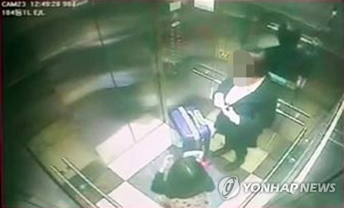 (인천=연합뉴스) 인천에서 실종 신고가 접수된 8살 여자 초등학생이 흉기에 찔린 채 시신이 훼손된 상태로 발견됐다. 인천 연수경찰서는 살인 및 사체유기 혐의로 용의자 A(17)양을 긴급체포해 조사하고 있다고 지난달 30일 밝혔다. 사진은 A양(오른쪽)이 피해 아동을 유인해 승강기를 타고 자신의 거주지로 향하는 모습이 담긴 폐쇄회로(CC)TV 영상 캡처.