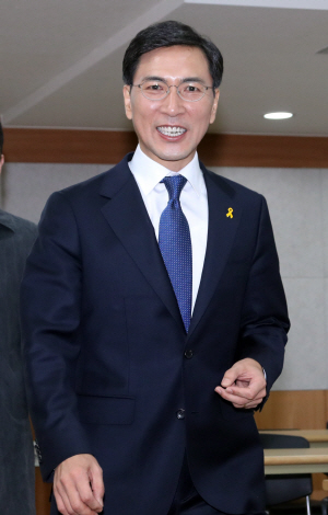 더불어민주당 대선 주자인 안희정 충남지사가 2일 서울 여의도 당사에서 열린 기자간담회에 참석하기 위해 입장하고 있다.
