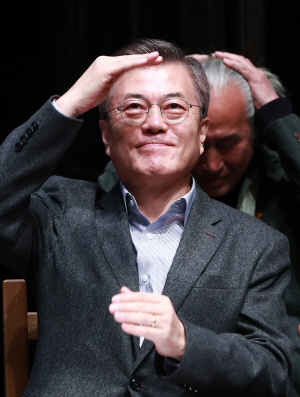 문재인 전 더불어민주당 대표가 2일 서울 종로구 대학로 동양예술극장에서 열린 행사에서 공식 소개된 참석자를 바라보고 있다.