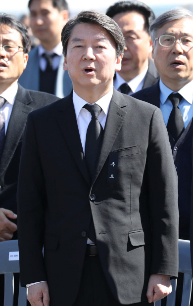 안철수 전 국민의당 대표가 3일 오전 제주 ‘4·3 평화공원’에서 열린 4·3 희생자 추념식에 참석해 애국가를 부르고 있다.