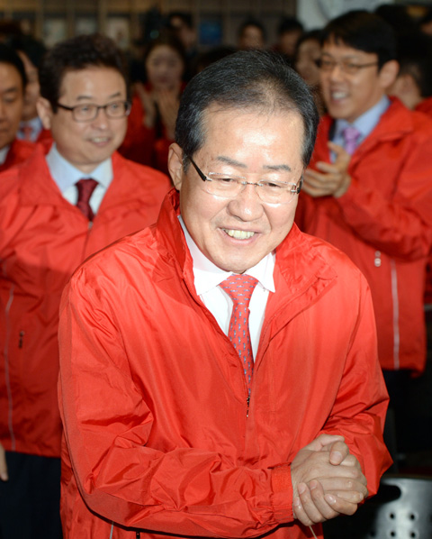 자유한국당 대선 후보인 홍준표 경남지사가 3일 오전 여의도 당사에서 열린 당 사무처 월례조회에서 당직자들의 기립 박수를 받으며 강당으로 들어서고 있다.