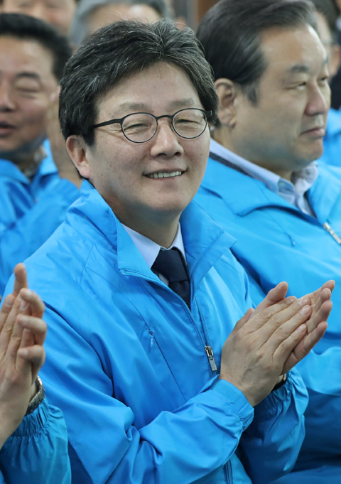 바른정당 대선 후보인 유승민 의원이 3일 오전 대구 동구 신천동 대구광역시당에서 열린 ‘유 Can Do’ 대구지역 현장회의에서 박수를 치고 있다.