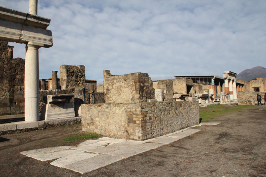 수제스툼. 후보자들이 정견을 발표하던 연단.
