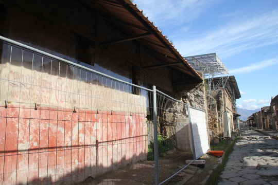 폼페이에서 가장 번화했던 아본단자 거리. 왼쪽 건물 벽의 붉은 글씨가 로마시대 쓴  선거 구호다.