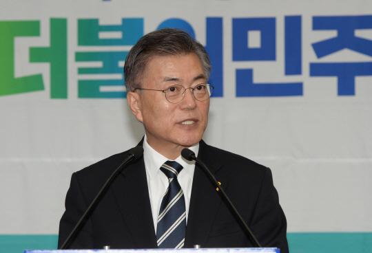 문재인 더불어민주당 대선 후보가 4일 오전 서울 여의도 국회에서 열린 긴급 의원총회에 참석해 인사말을 하고 있다.