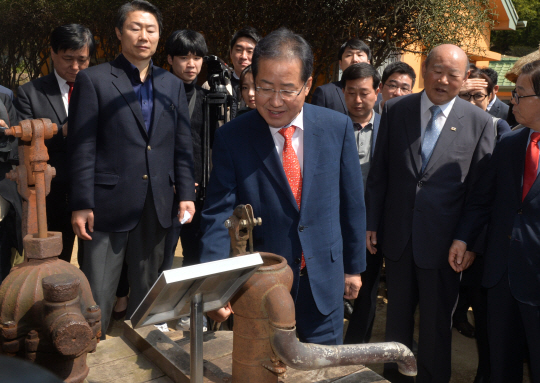 홍준표 자유한국당 대선 후보가 4일 오전 경북 구미시 박정희 전 대통령 생가를 방문, 마당에 보존된 우물 펌프를 만져보고 있다. 뉴시스