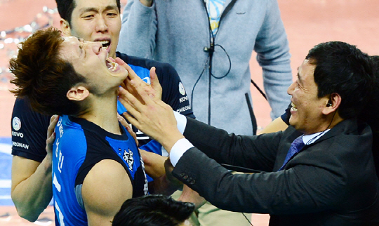 최태웅(오른쪽) 현대캐피탈 감독이 3일 인천계양체육관에서 열린 NH농협 프로배구 2016∼2017 V리그 챔피언결정전 5차전에서 우승을 확정한 뒤 문성민의 얼굴을 쓰다듬고 있다.  뉴시스