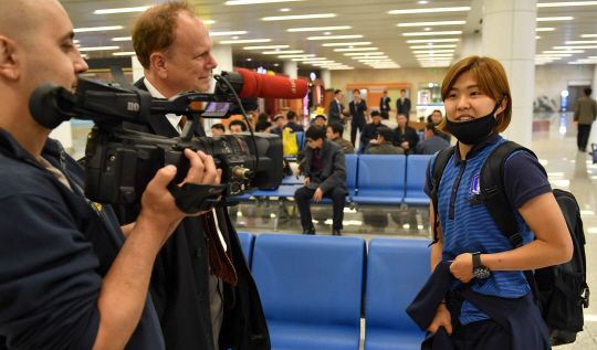 여자축구대표팀의 지소연(오른쪽)이 3일 평양 순안국제공항에서 외신 기자와 인터뷰하고 있다.   평양=사진공동취재단