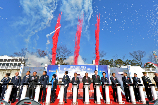 양산시는 지난해 12월 20일 시청 앞 다방동에서 양산비즈니스센터와 첨단하이브리드생산기술센터 시설 건립을 위한 기공식을 했다. 양산시가 빚을 갚으면서도 준비한 두 시설은 지역 중소기업의 경쟁력 강화와 성장 동력 확보에 기여할 것으로 기대된다.