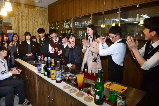 아현산업정보학교 관광서비스과 학생들이 4일 칵테일 심화 실무 수업시간에 칵테일을 제조하며 즐거워하고 있다.