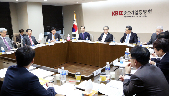 중소기업중앙회가 지난 3월 31일 서울 영등포구 여의동 중소기업회관에서 바른시장경제 정책자문단과 중소기업 정책현안을 논의하고 있다.